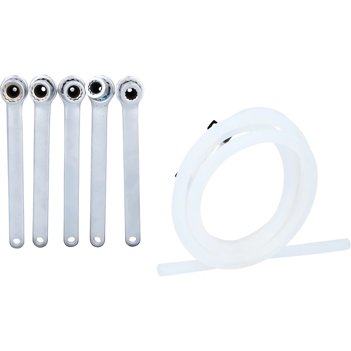 Fünf silberne Schraubenschlüssel mit rundem Kopf und Loch am Ende, neben einer gebogenen, weißen Schlauchleitung.